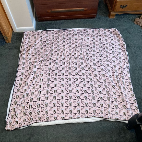 Posh Peanut PPL Plush blanket - Picture 3 of 7